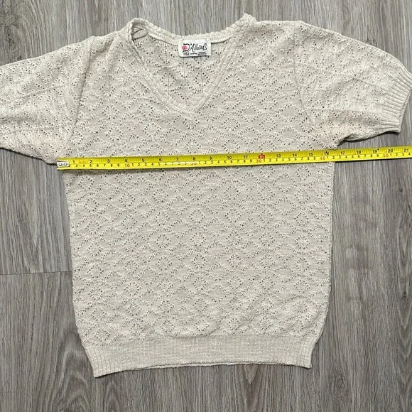 Vintage D’Allaird’s Made In Canada Cream V-Neck Short Sleeve Sweater - Picture 10 of 10